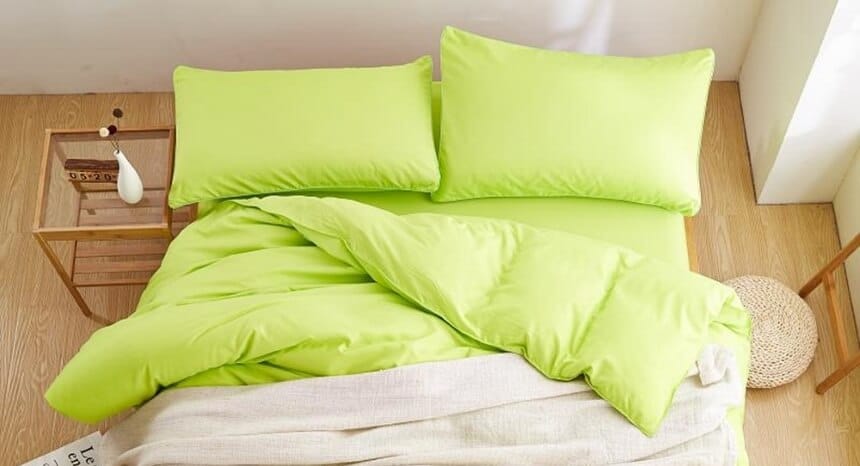 5 Best Color Bed Sheets to Hide Stains and Help Make Your Bed Look Gorgeous (Winter 2023)